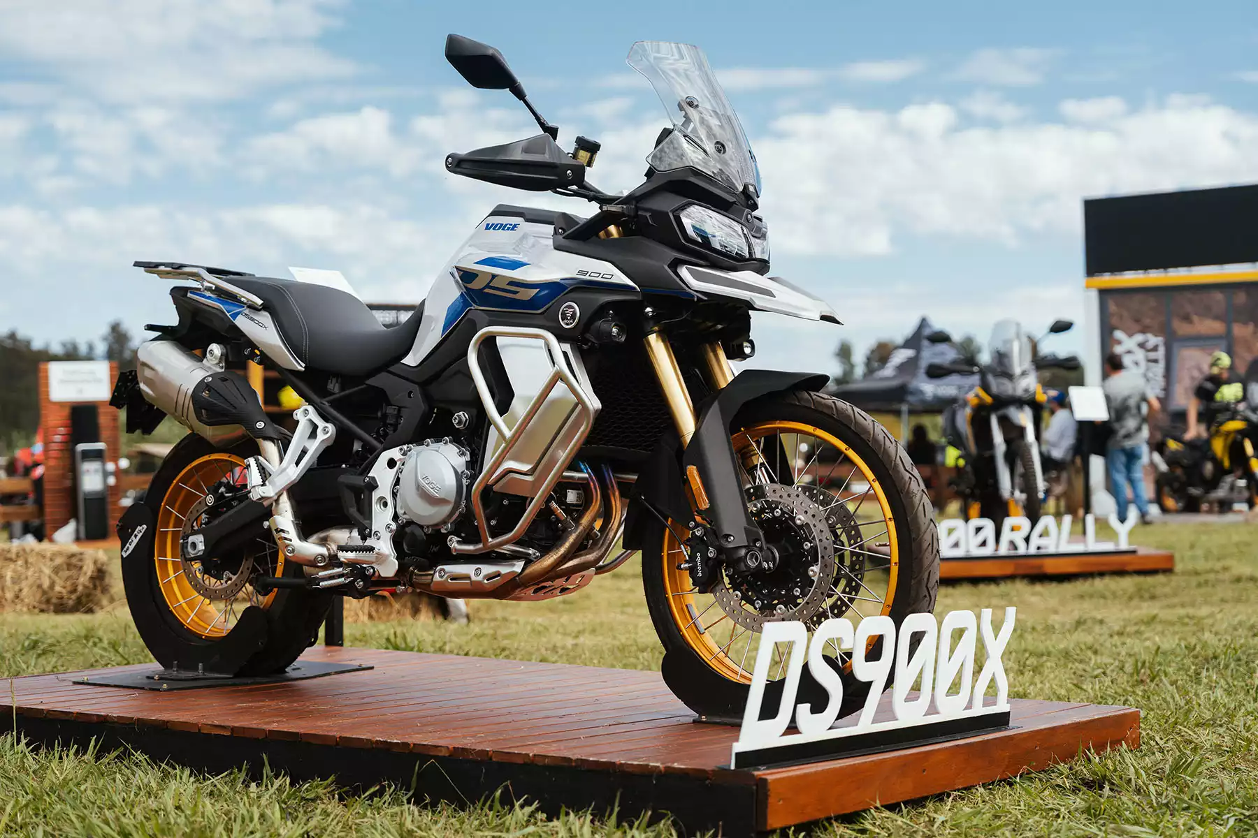 Moto Voge DS900X exhibida con rines dorados