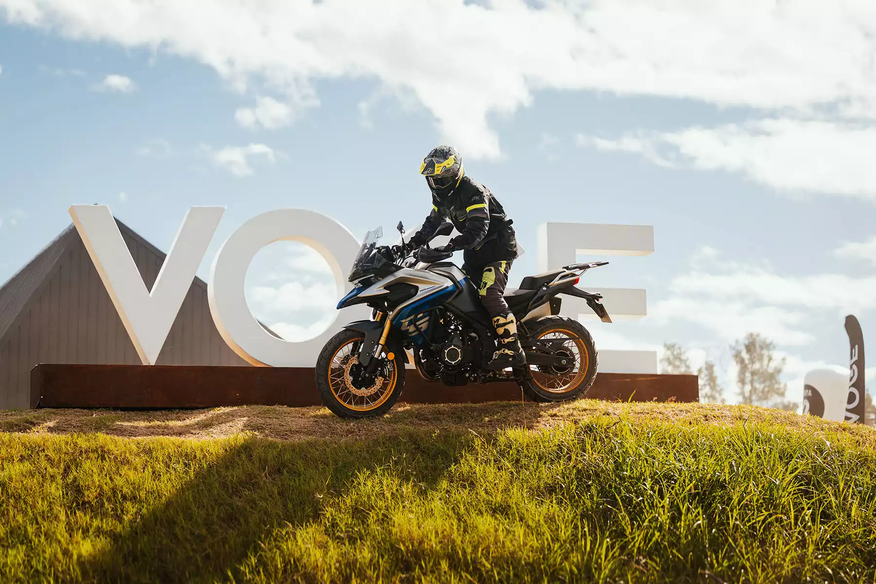 Piloto en moto Voge frente al letrero VOGE