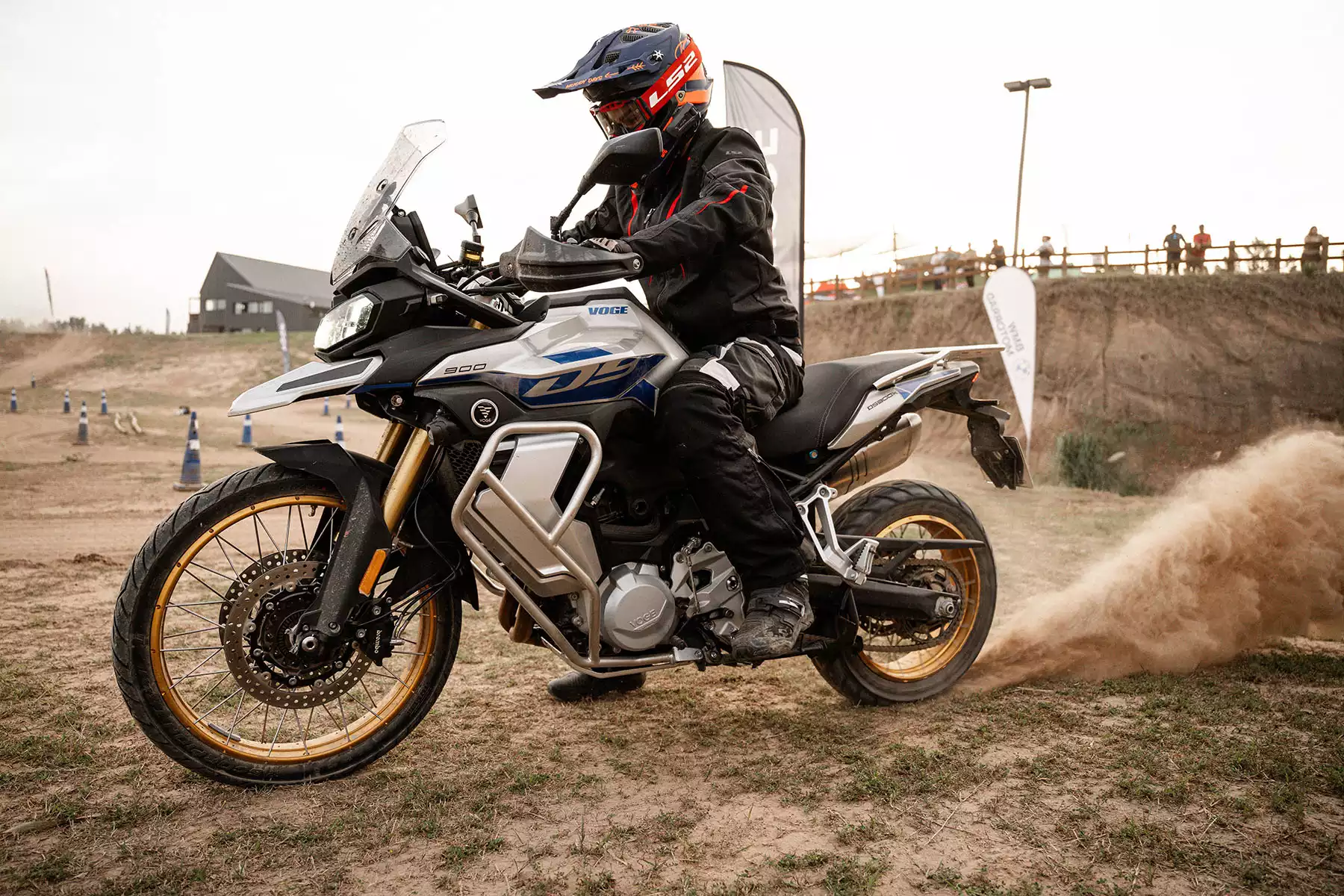 Piloto en moto Voge levantando tierra en pista off-road